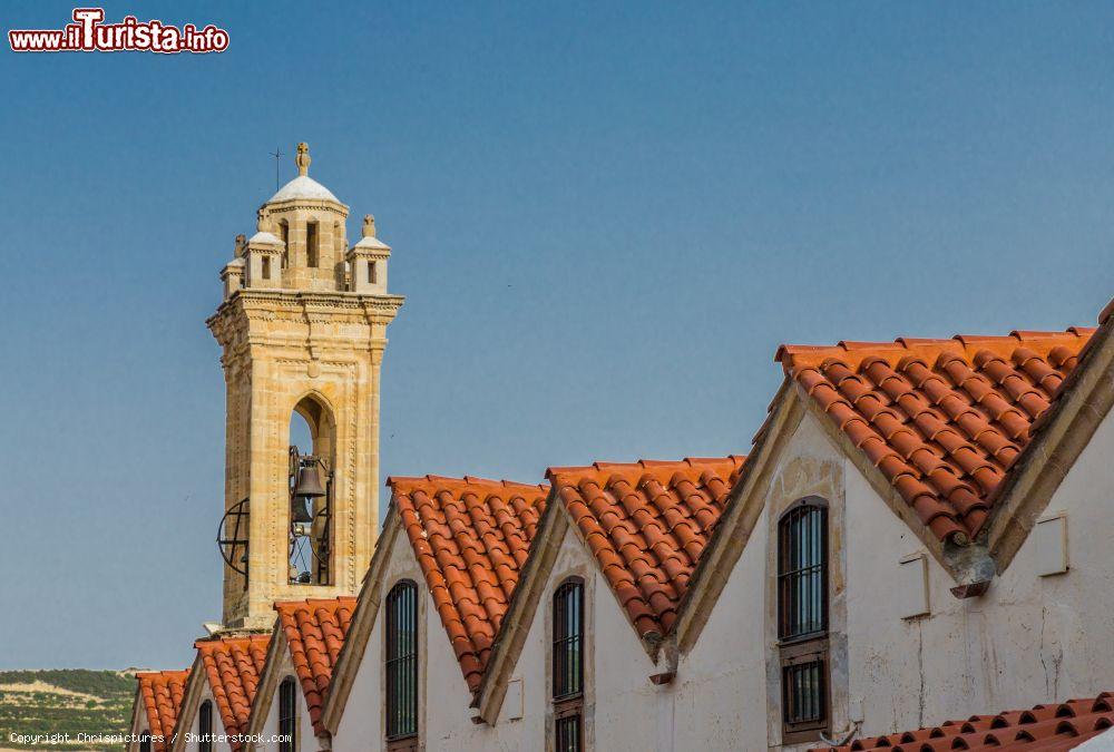 Immagine Il campanile del monastero della Santa Croce a Omodos, Cipro - © Chrispictures / Shutterstock.com