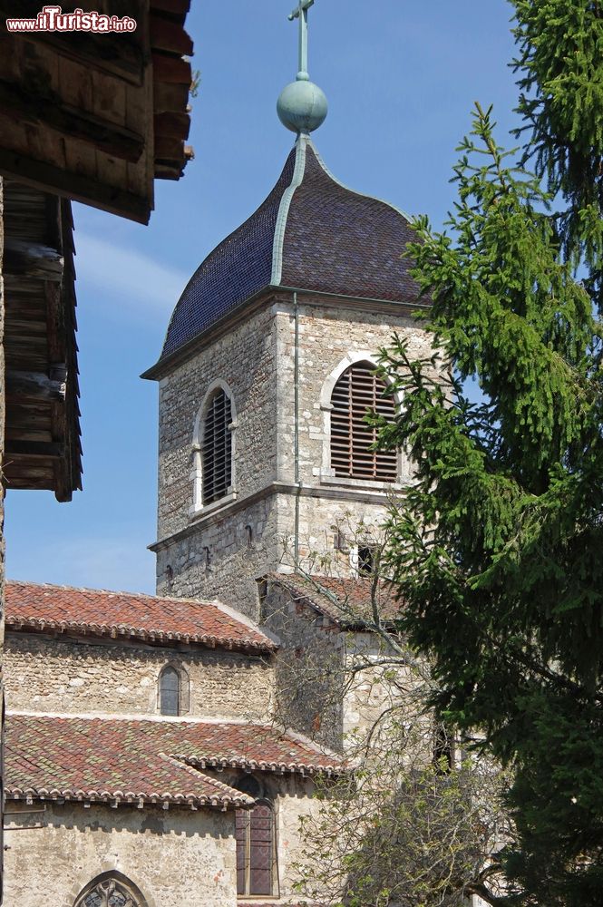 Immagine Il campanile del villaggio medievale di Perouges, Francia.