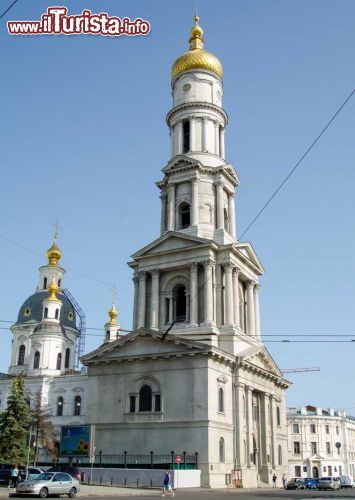 Immagine Il campanile della Cattedrale dell'Assunzione della Beata Vergine Maria a Kharkiv, Ucraina. Situata sulle rive del fiume Lopan su University Hill, questa cattedrale è la chiesa ortodossa più antica della città. Costruito originariamente in legno con pareti ricostruite in pietra, l'edificio aveva pianta a forma di croce e cinque cupole. Gravemente danneggiato da un incendio nel 1733, vennero avviati lavori di ricostruzione nel 1770. Dopo la vittoria dell'esercito russo sull'esercito di Napoleone Bonaparte venne anche eretta una torre campanaria in onore di Alessandro I° - © mashimara / Shutterstock.com