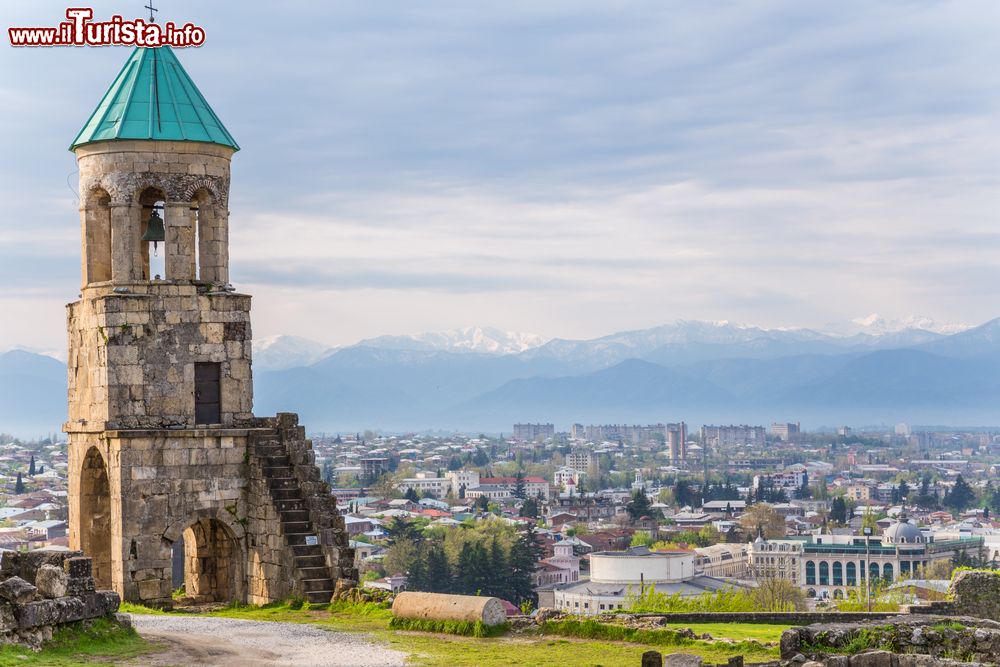 Immagine Il campanile della cattedrale di Bagrati (cattedrale della Dormizione) a Kutaisi, Georgia. Sullo sfondo, la catena del Caucaso.