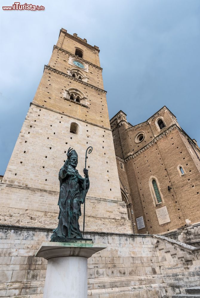 Immagine Il campanile della Cattedrale di San Giustino e la statua dedicata al santo, nel centro storico di Chieti (Abruzzo).