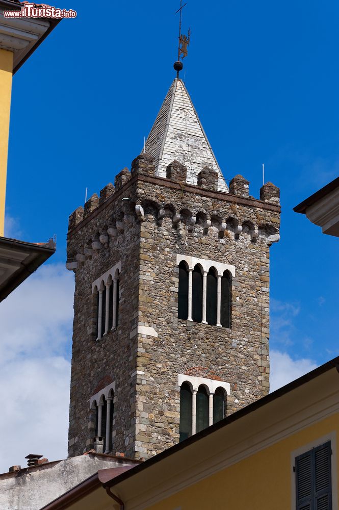 Immagine Il campanile della cattedrale di Santa Maria Assunta a Sarzana, La Spezia, Liguria. Leggeremente arretrato rispetto alla facciata, il campanile è composto da un'alta torre quadrata e sormontato da una merlatura alla guelfa.