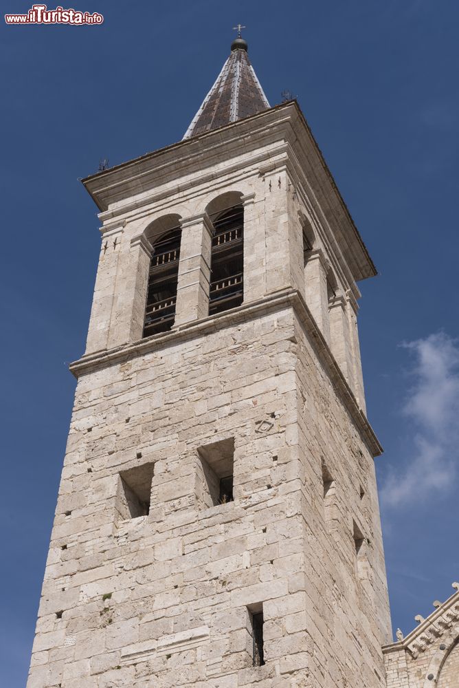 Immagine Il campanile della cattedrale di Santa Maria Assunta a Spoleto, Umbria. La torre campanaria duecentesca, più volte rimaneggiata, ha pianta quadrata e termina con una cuspide ottagonale.