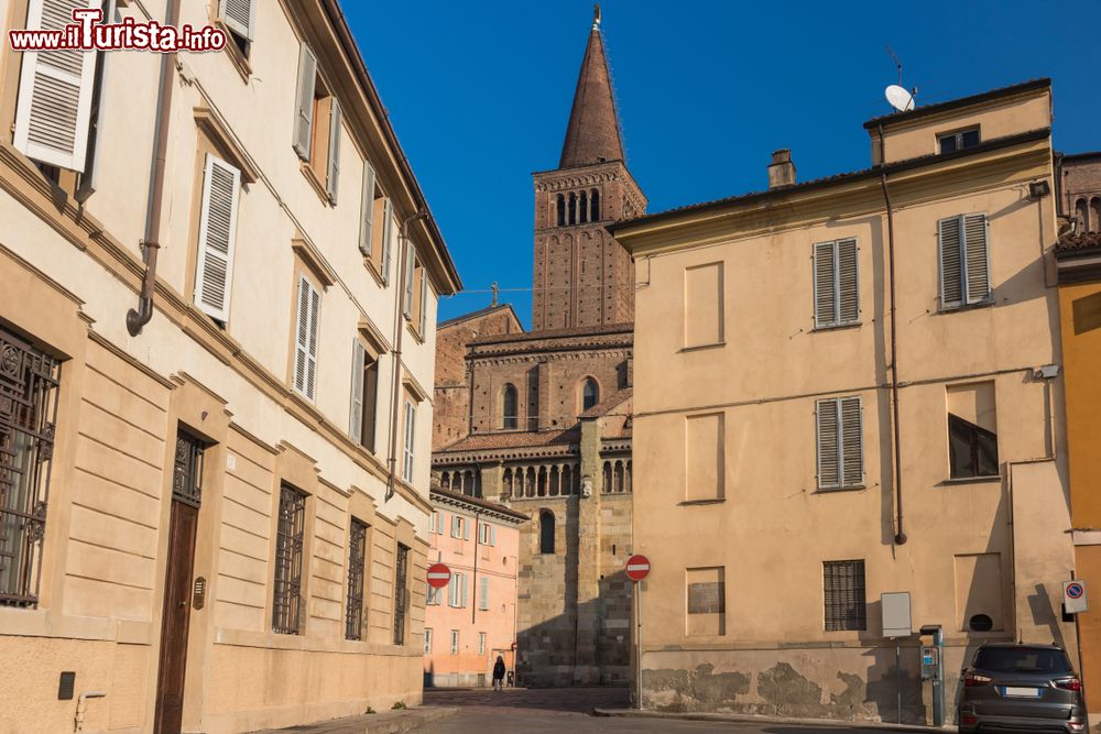 Immagine Il campanile della Cattedrale di Santa Maria Assunta e Santa Giustina, il Duomo romanico di Piacenza