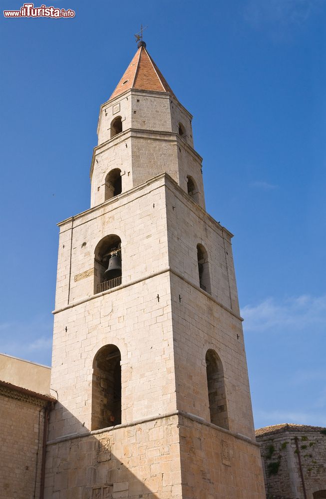 Immagine Il campanile della cattedrale di Sant'Andrea a Venosa, Basilicata. Consacrata nel marzo del 1531, la concattedrale è suddivisa in due piani e tre navate.