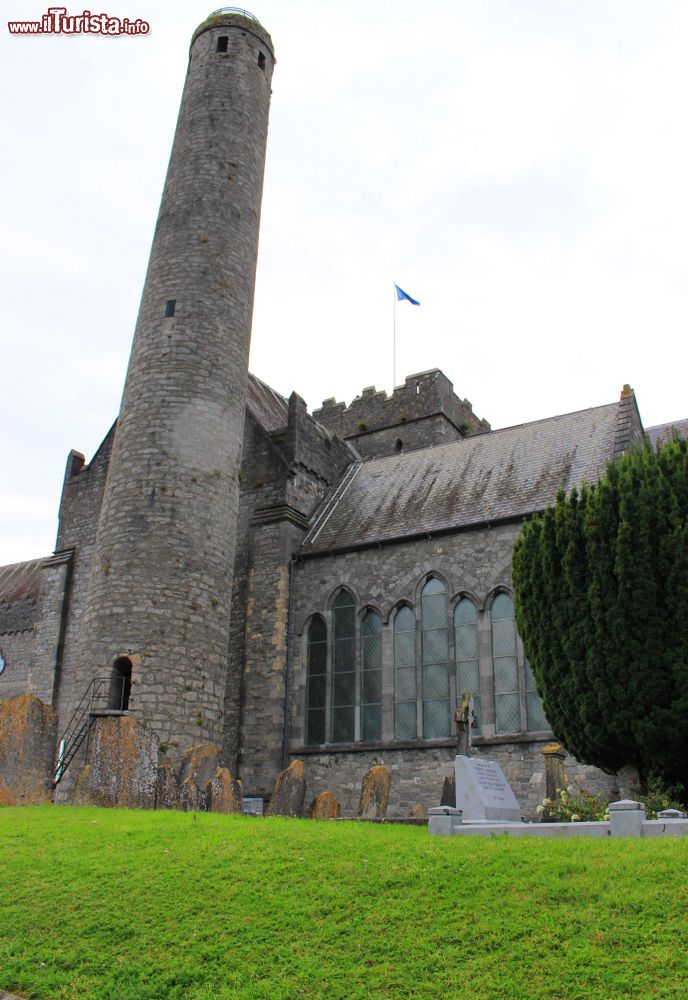 Immagine Il campanile della cattedrale di St Canice's a Kilkenny, Irlanda. Attorno alla chiesa sorge anche un antico cimitero.