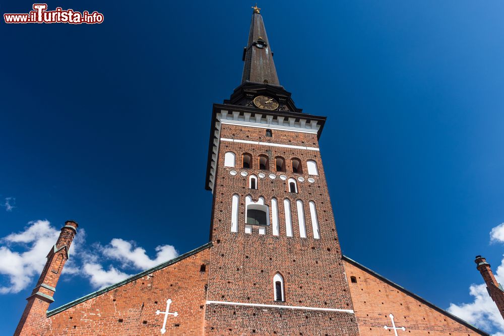 Immagine Il campanile della cattedrale di Vasteras, Svezia. Realizzato in mattoni rossi, è uno degli elementi caratteristici della domkyrka di Vasteras. Si innalza per 92 metri.