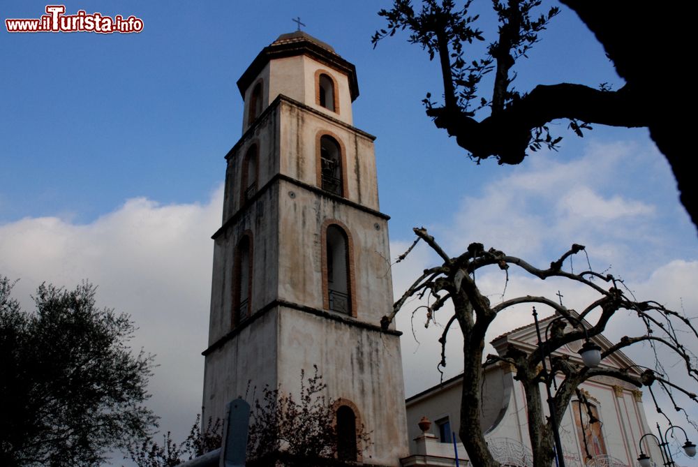 Immagine Il campanile della chiesa di Giffoni Valle Piana, provincia di Salerno, Campania.