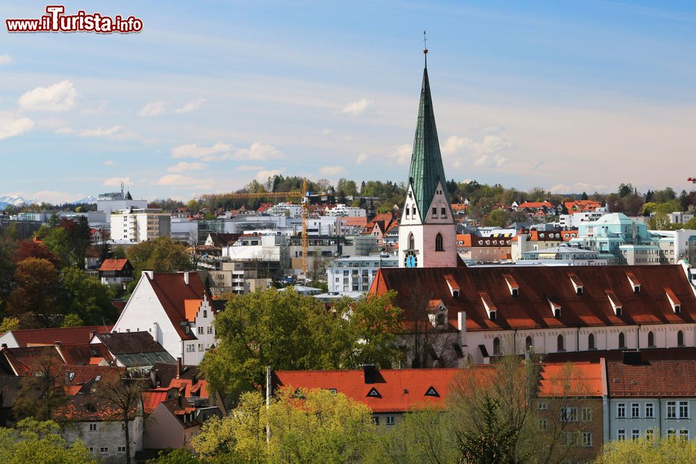 Immagine Il campanile della chiesa di Kempten svetta sui tetti delle abitazioni, Allgau, Germania.