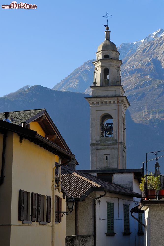 Immagine Il campanile della chiesa di Novate Mezzola con le montagne sullo sfondo, Lombardia. Questa piccola località si trova in provincia di Sondrio.