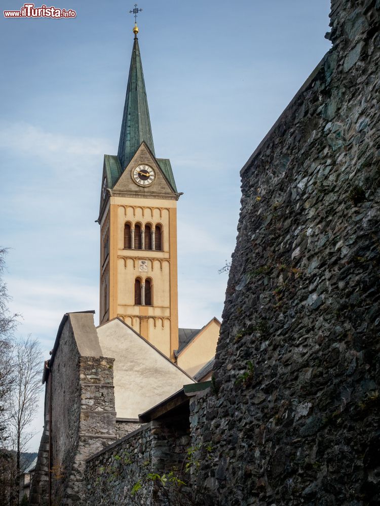 Immagine Il campanile della chiesa di Radstadt (Salisburgo) in autunno. E' uno dei simboli della cittadina dove, un tempo, si fermavano i commercianti sulla strada fra Salisburgo e Venezia.