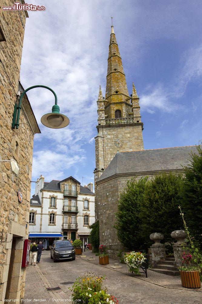 Immagine Il campanile della chiesa di Saint Cornély a Carnac, Francia. L'edificio in stile rinascimentale ospita al suo interno preziose pitture murali e un altare maggiore realizzato in marmo - © Victor Maschek / Shutterstock.com