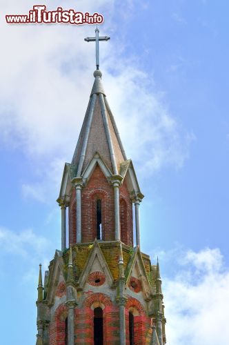 Immagine Il campanile della chiesa di San Lorenzo a Gazzola, provincia di Piacenza - © Mi.Ti. / Shutterstock.com
