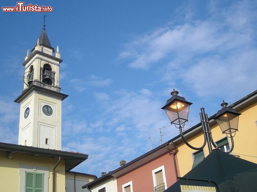 Immagine Il campanile della Chiesa di San Lorenzo Martire a Lazzate in Brianza, regione Lombardia - © Riccardo Pesce - CC BY 3.0, Wikipedia