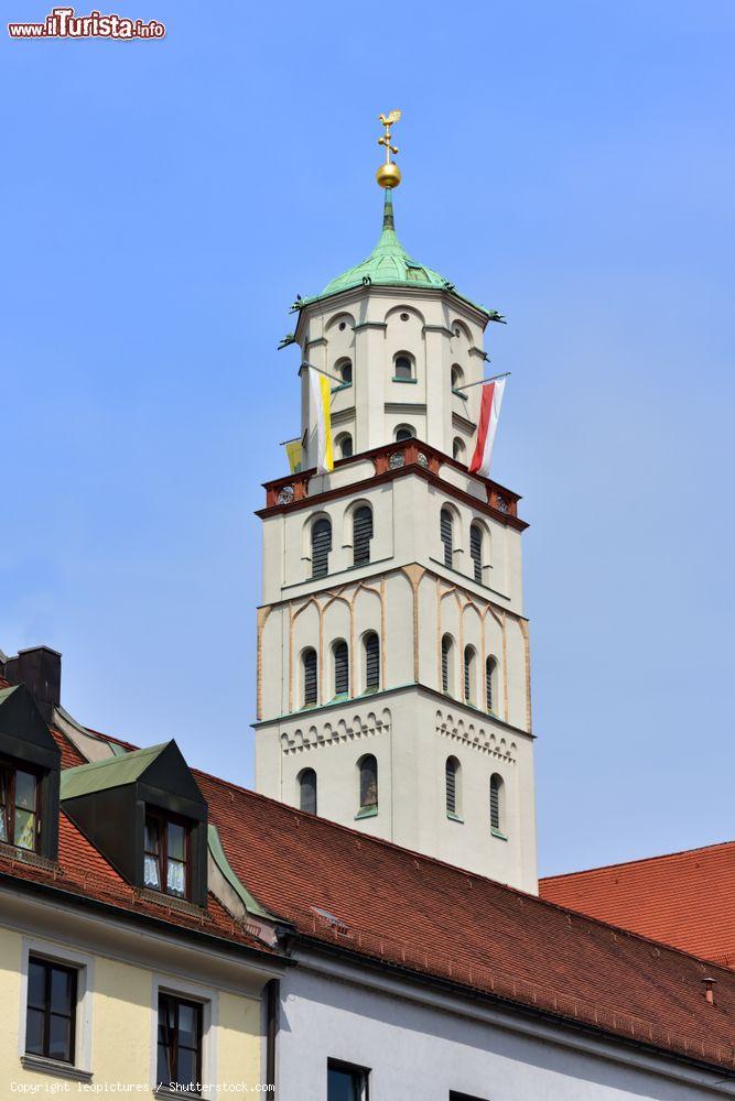 Immagine Il campanile della chiesa di San Maurizio a Augusta, Germania, decorato con bandiere - © leopictures / Shutterstock.com