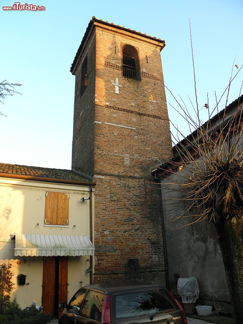 Immagine Il campanile della Chiesa di Santa Maria Assunta e Santa Lucia a Rovereto di Ostellato - © Threecharlie, CC BY-SA 4.0, Wikipedia