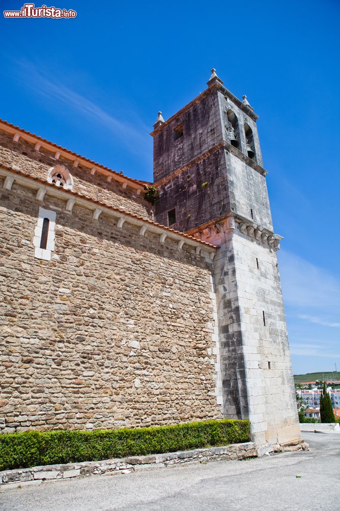Immagine Il campanile della chiesa di Santa Maria do Castelo a Lourinha, Portogallo. Dedicato a Santa Maria, questo edificio religioso è un bell'esempio di architettura gotica della seconda metà del XIV° secolo.