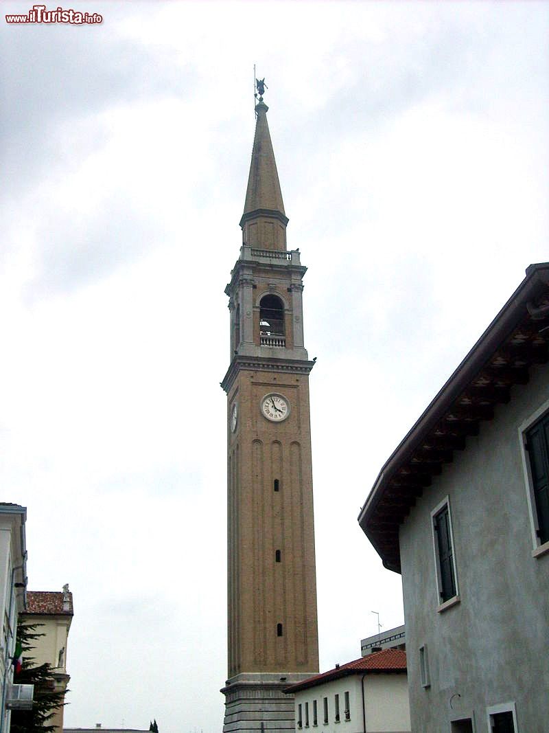 Immagine Il campanile della chiesa di Santa Maria Maggiore a Cordenons - © SuperQuark -  CC BY-SA 3.0, Wikipedia