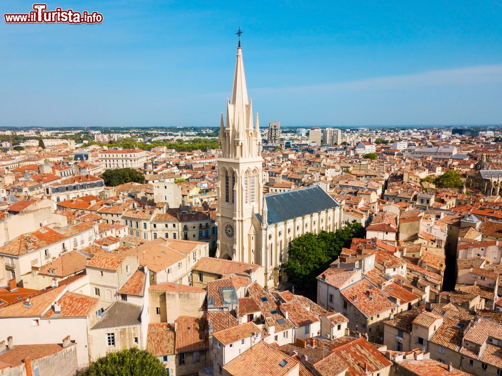 Immagine Il campanile della chiesa di Sant'Anna a Montpellier, Francia: questo edificio religioso, sconsacrato, ospita spesso installazioni temporanee di arte moderna.