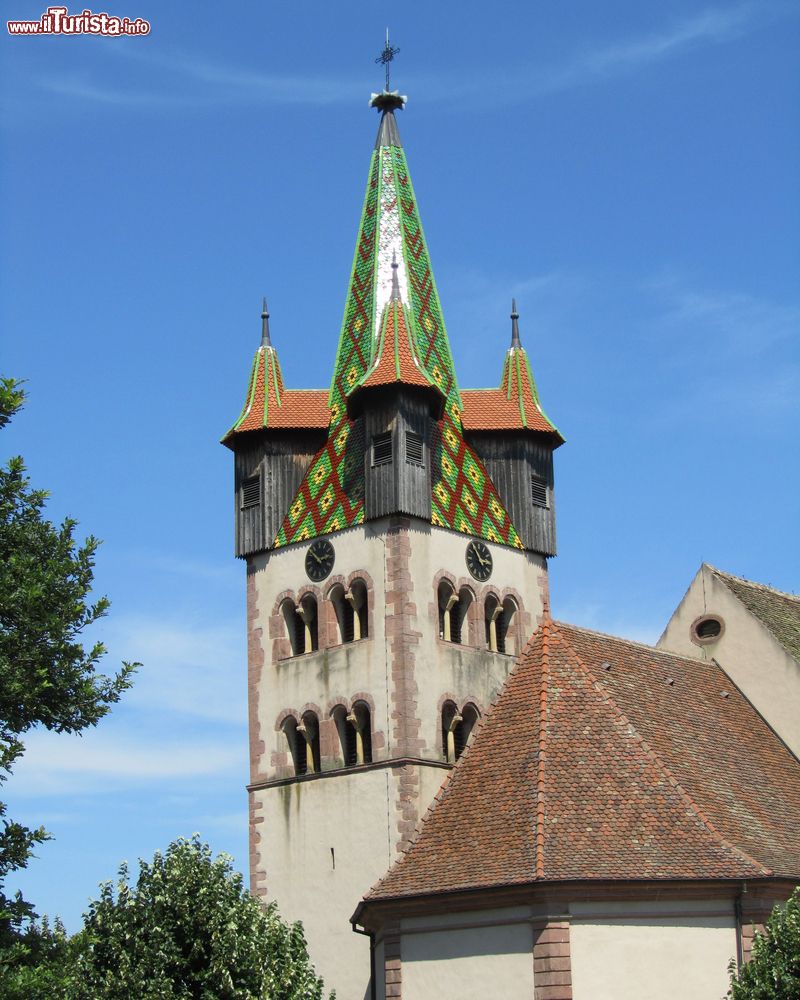 Immagine Il campanile della chiesetta di San Giorgio a Chatenois, regione dell'Alsazia (Francia). Costruita fra il 1759 e il 1761 la torre ha decorazioni verdi che la rendono visibile nel paesaggio.