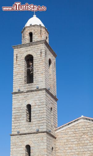 Immagine Il campanile della città di Propriano, Corsica: costruito in pietra grigia, sulla sommità si conclude con una torre ottagonale ricoperta da una cupola bianca - © Eugene Sergeev / Shutterstock.com