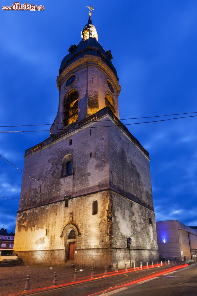 Immagine Il campanile di Amiens, Nord Passo di Calais Piccardia, Francia. Fotografata di notte, la torre campanaria è fra i monumenti più suggestivi di questa cittadina.