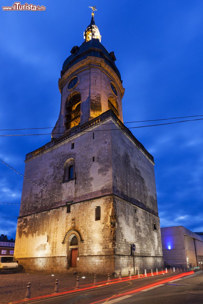 Immagine Il campanile di Amiens, Francia, by night. Edificato nel XII° secolo e poi ricostruito nel XV°, è stato completamente restaurato alla fine degli anni 1980. In pietra bianca, s'innalza per 52 metri.