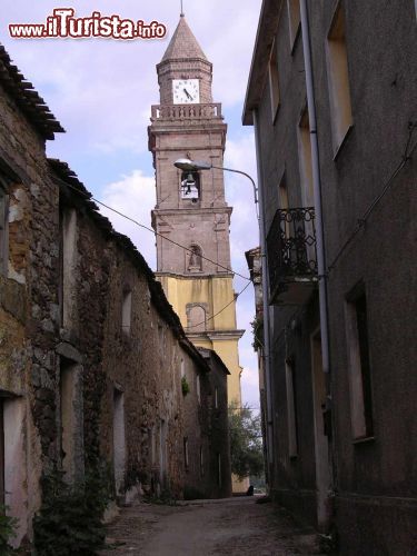 Immagine il Campanile della Chiesa di San Nicolò, alto ben 34 metri, è una delle attrattive del centro di Ortueri in Sardegna