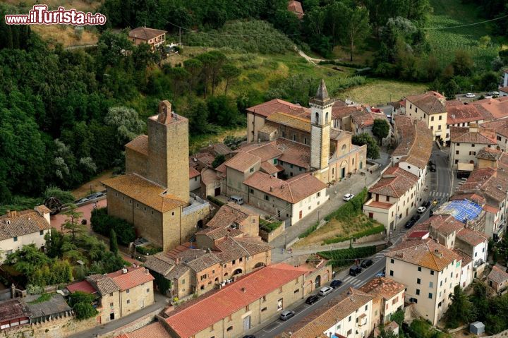 Immagine Il campanile di Santa Croce e la torre del Castello dei Conti Guidi a Vinci - © stefano marinari / Shutterstock.com