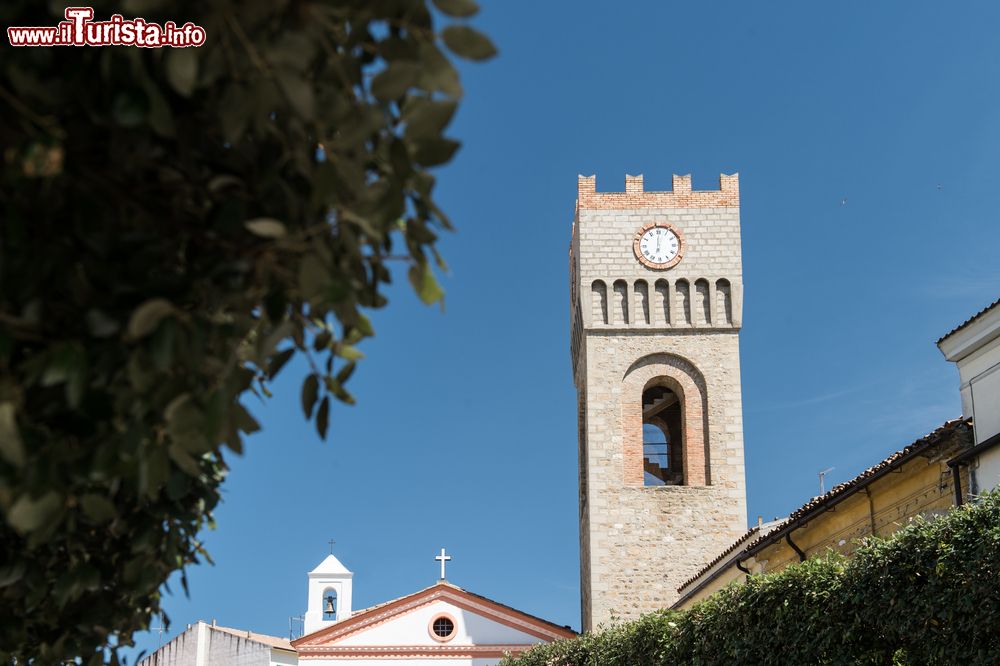 Immagine Il campanile di una chiesa del centro di Aliano in Basilicata.