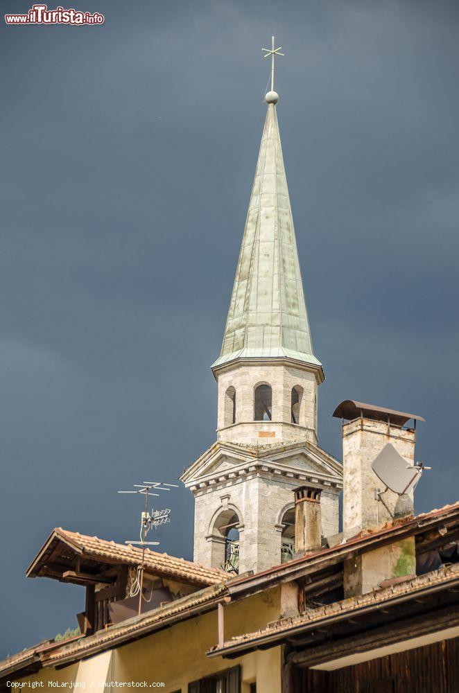 Immagine Il campanile di una chiesa nel centro di Pinzolo, piccolo villaggio della Val Rendena, provincia di Trento - © MoLarjung / Shutterstock.com