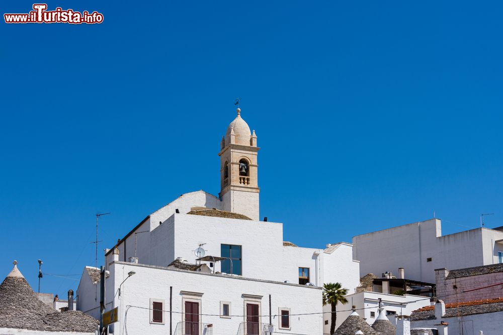 Immagine Il campanile di una chiesa nel quartiere Rione Monti di Alberobello, Puglia.