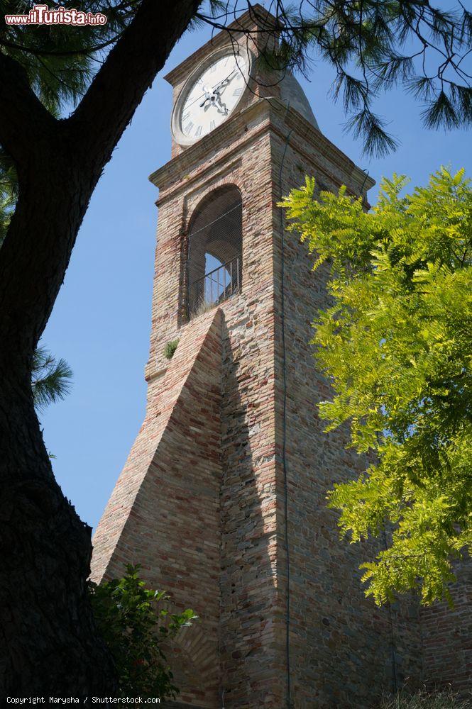 Immagine Il campanile di un'antica chiesa in mattoni nel borgo di Fiorenzuola di Focara, provincia di Pesaro, Marche - © Marysha / Shutterstock.com