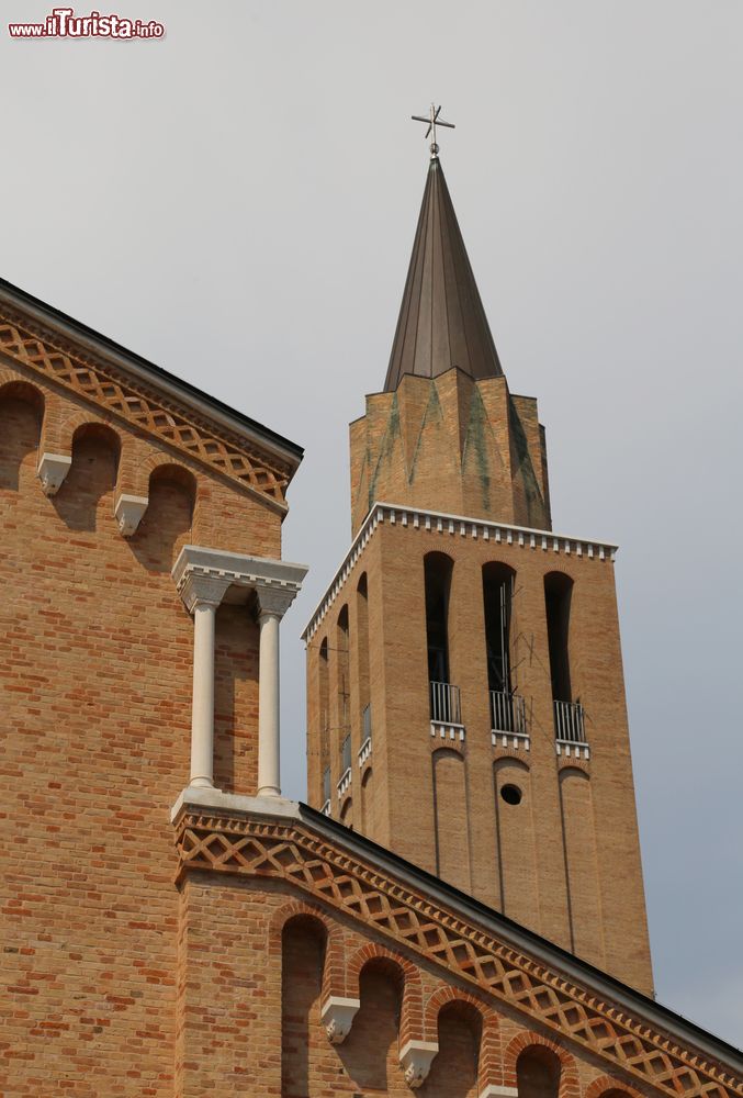 Immagine Il campanile e la chiesa di San Giovanni Battista a Jesolo, Veneto. L'edificio religioso venne costruito nel 1495 grazie alla famiglia Soranzo; successivamente ne venne edificato uno più ampio con pianta a tre navate. Lo stile è quello neoromanico con facciata a capanna e ali laterali più basse. Sulla destra si trova la torre campanaria a canna quadrata.