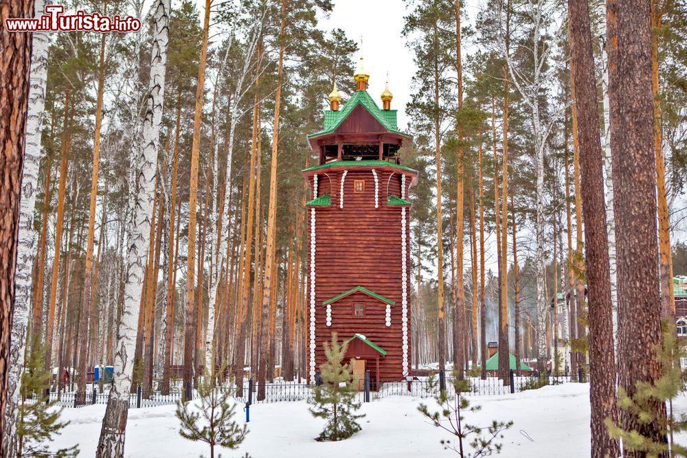 Immagine Il campanile in legno del monastero di Ganina a Ekaterinburg, Russia. Alto 30 metri, è caratterizzato da una copertura verde con tre cuspidi dorate.