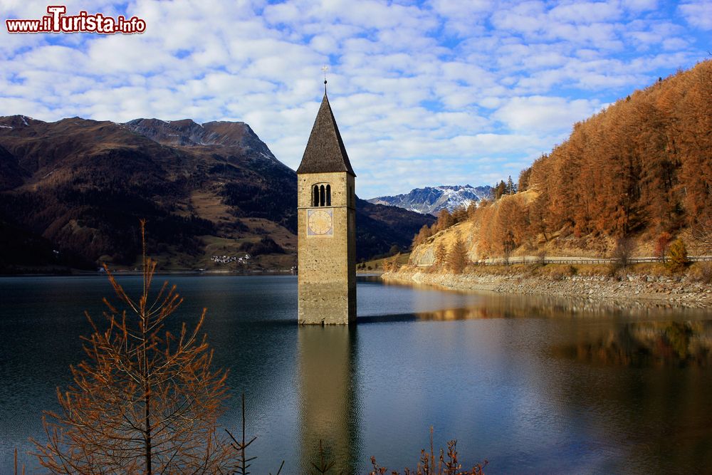 Immagine Il campanile sul Lago di Resia a Curon Venosta, Trentino Alto Adige. La costruzione della torre campanaria risale al XIV° secolo.