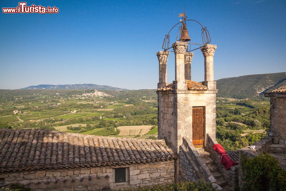 Immagine Il campanile tipico della chiesa di Lacoste, borgo della Francia