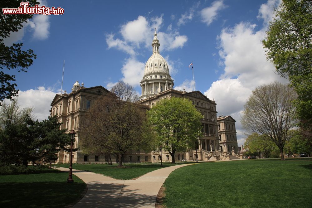 Immagine Il Campidoglio di Lansing, Michigan (USA). Situato all'incrocio fra i viali Capital e Michigan, questo edificio è stato riconsociuto come National Historic Landmark.