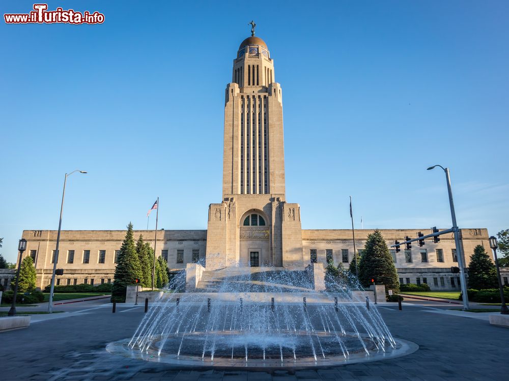 Immagine Il Campidoglio di Lincoln, Nebraska, al tramonto. Sede governativa dello Stato del Nebraska, quest'imponente edificio venne costruito fra il 1922 e il 1932 in stile Art Déco dall'architetto Bertram Goodhue.