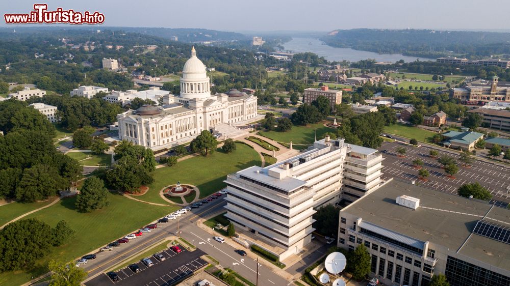 Immagine Il Campidoglio di Little Rock visto dall'alto in una giornata primaverile, Arkansas.