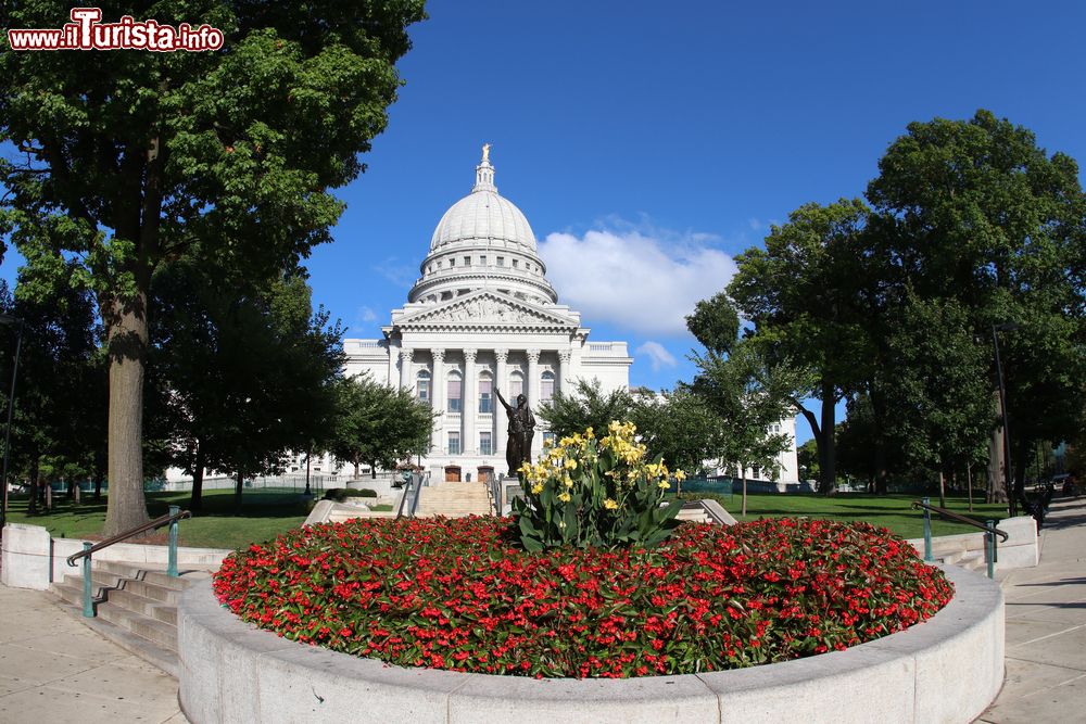 Immagine Il Campidoglio di Madison con aiuole fiorite, Wisconsin (USA).
