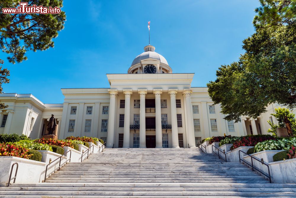 Immagine Il Campidoglio di Montgomery, Alabama: in stile neoclassico e dotato di cupola, venne costruito nel 1851.