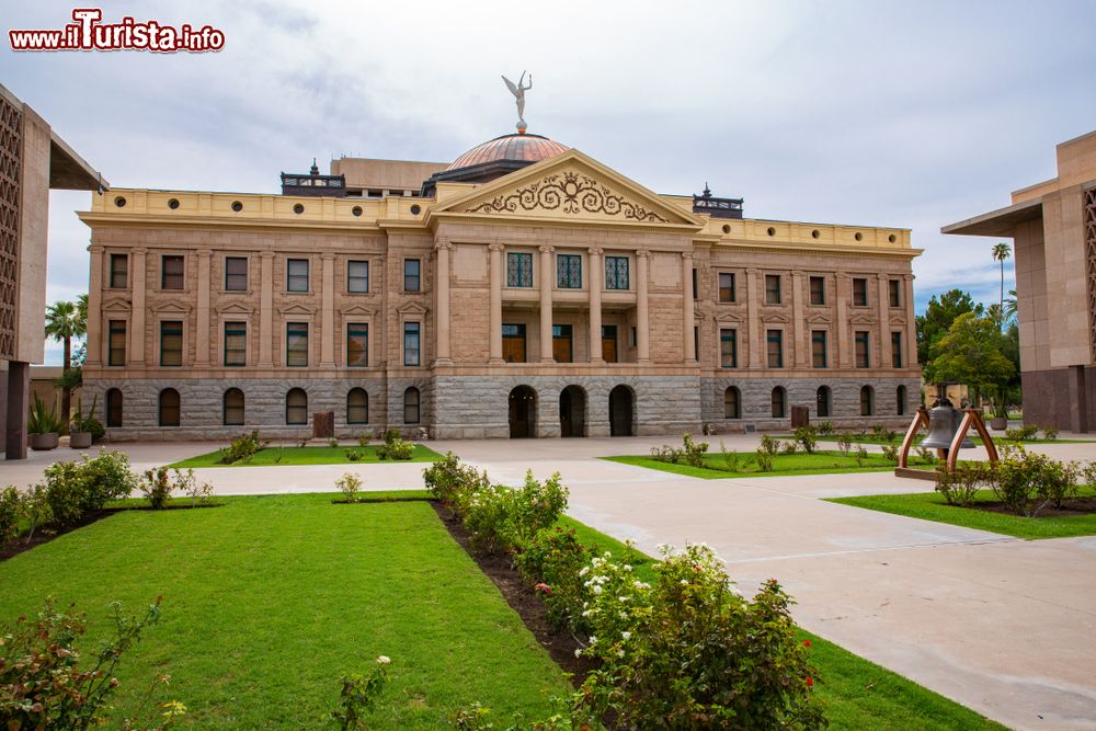 Immagine Il Campidoglio di Phoenix, Arizona (USA). Sede governativa dello Stato dell'Arizona, venne completata nel 1900 dall'architetto James Riely Gordon in stile neoclassico.