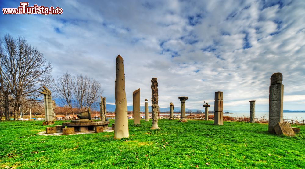 Immagine Il Campo del Sole, una serie di moderne sculture a Tuoro, in riva al Lago Trasimeno