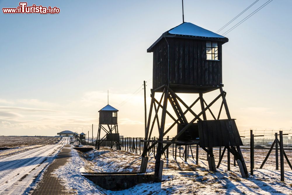 Immagine Il campo di concentramento Majdanek a Lublino, Polonia. E' stato uno dei 6 principali campi di sterminio nazisti in Polonia: si estendeva su una superficie di 270 ettari e aveva 19 torri di guardia e 22 baracche per i prigionieri. Era inoltre racchiuso all'interno di una doppia recinzione di filo spinato elettrificato.