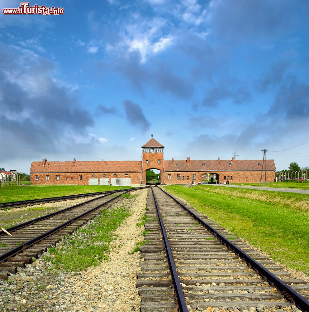 Immagine Il campo di stermino nazista di Auschwitz-Birkenau si trova nella località di Brzezinka, alla periferia di Oświęcim, in Polonia.