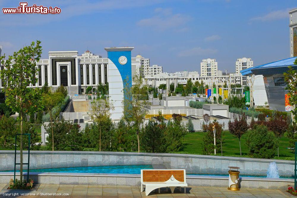 Immagine Il campus sportivo di Ashgabat, Turkmenistan, in una giornata estiva - © velirina / Shutterstock.com