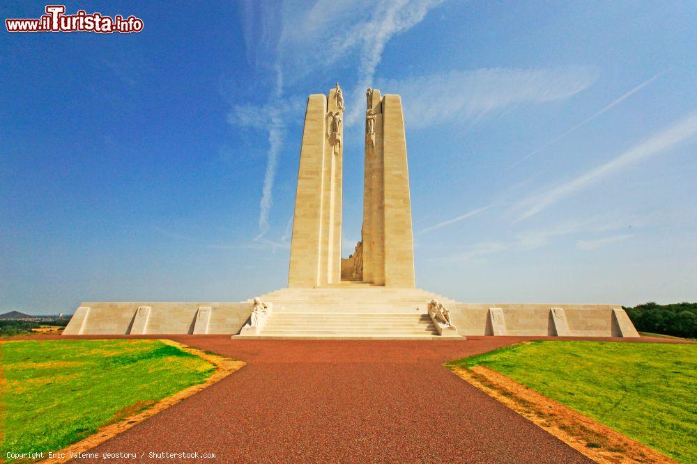 Immagine Il Canadian National Vimy Ridge and Battle Memorial di Vimy, Francia. E' dedicato alla memoria dei componenti della Canadian Expeditionary Force uccisi in Francia durante la Prima Guerra Mondiale - © Eric Valenne geostory / Shutterstock.com