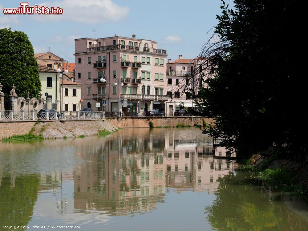 Immagine Il Canal Bianco caratterizza il centro strorico di Adria in Veneto: siamo nel Polesine - © Gaia Conventi / Shutterstock.com