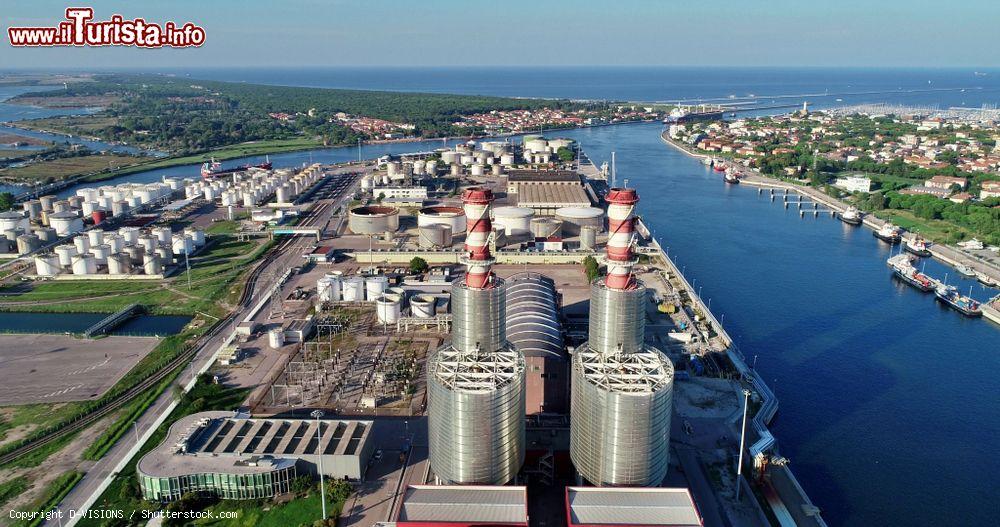 Immagine Il Canale Candiano sfocia nel mare Adriatico: a destra Marina di Ravenna, a sinistra Porto Corsini e la grande pineta - © D-VISIONS / Shutterstock.com